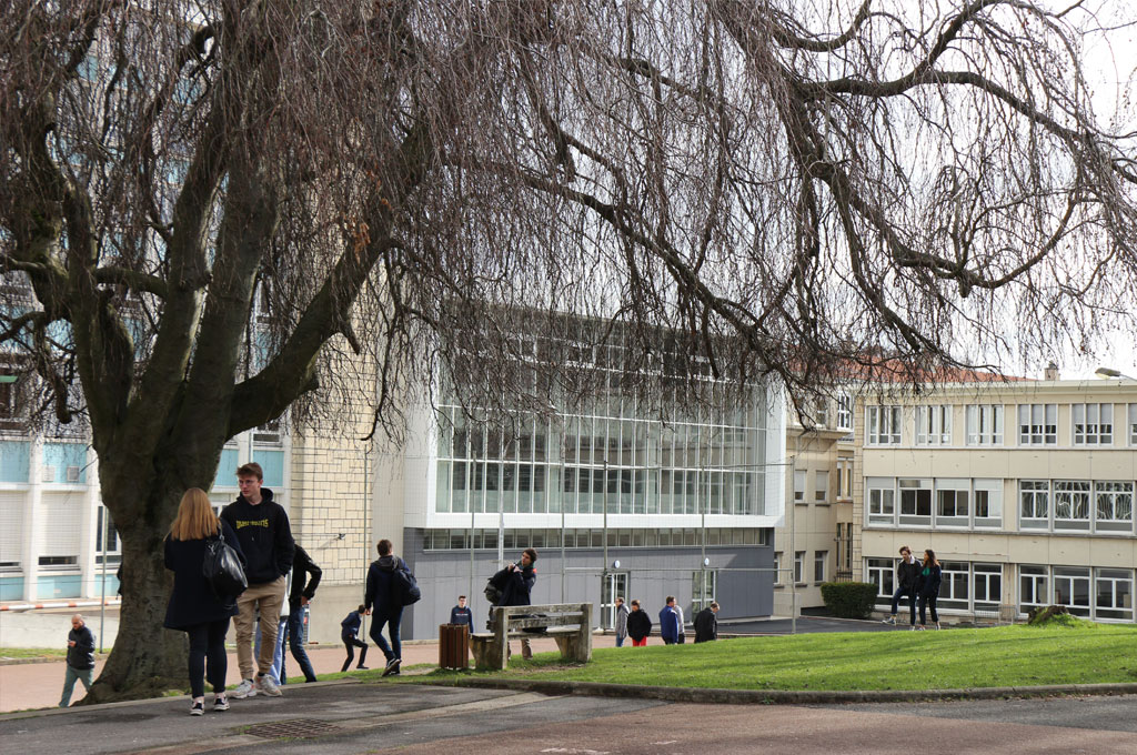 Cour lycée atrium